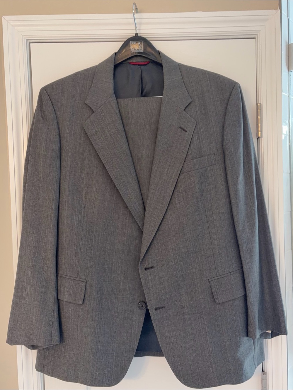 Joseph A. Bank Men's Brown Herringbone 2 Piece Suit size 44 Regular.